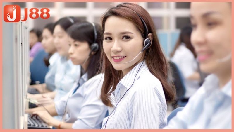 Nhân viên chăm sóc khách hàng túc trực 24/7